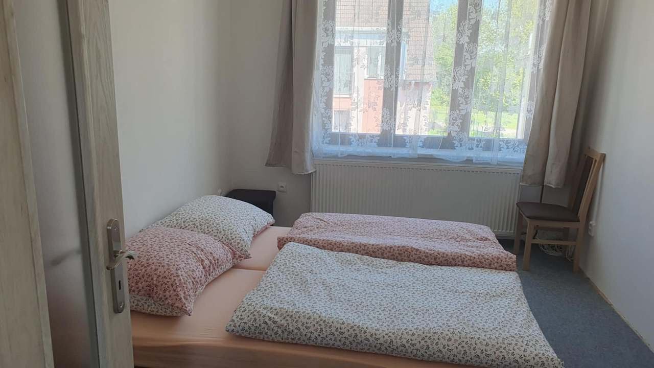 Ložnice s možností oddělení postelí.