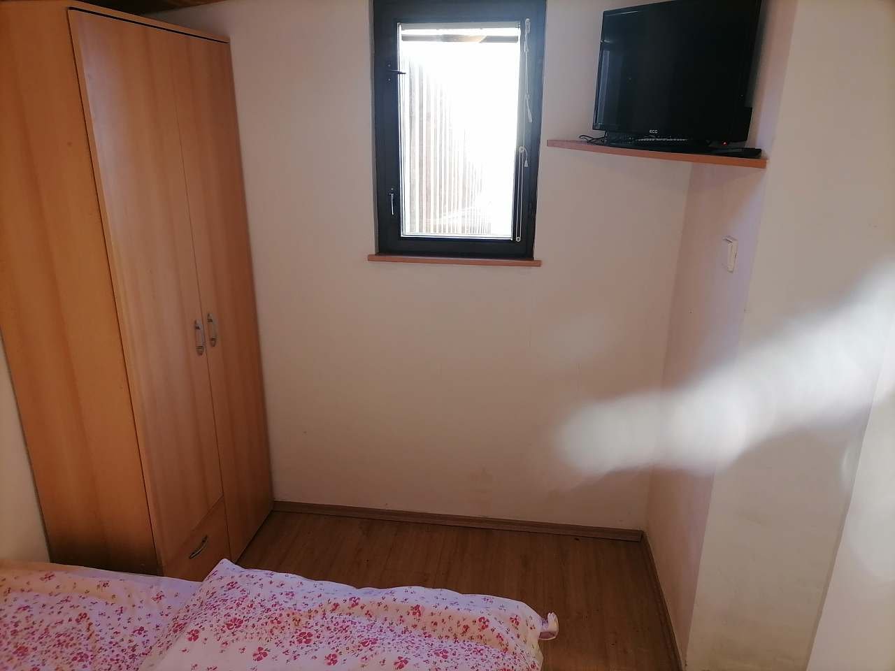 Ložnice s postelí a tv