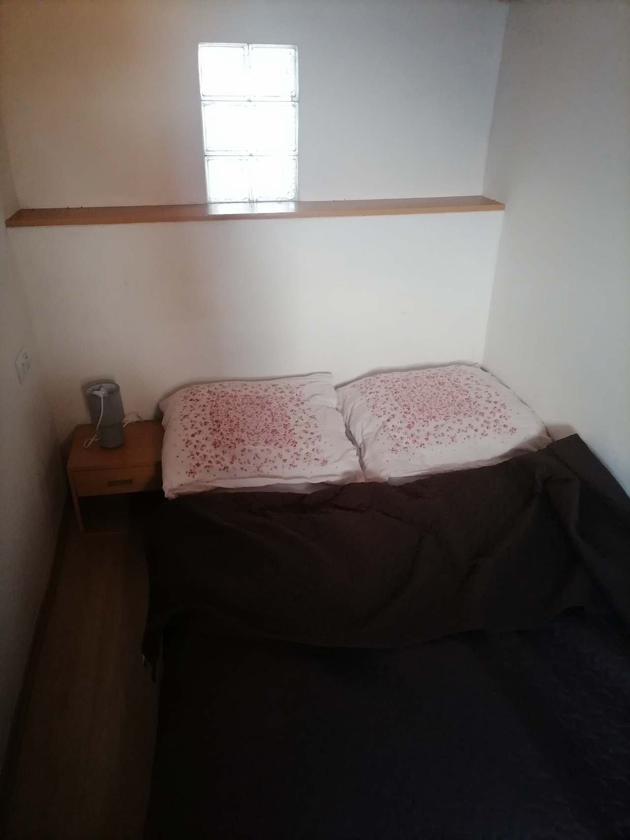 Ložnice s postelí a tv