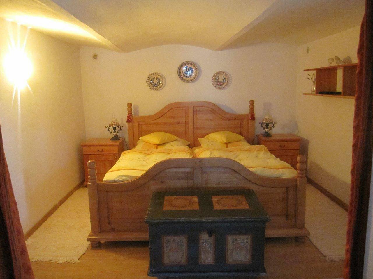 ložnice s rustikálním nábytkem