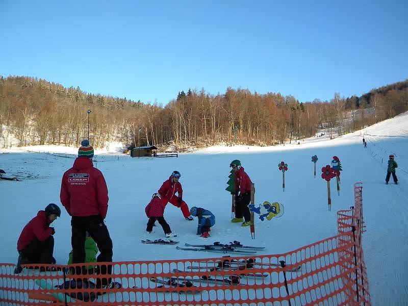 Lyžařská škola a ski/snb půjčovna s výhodnými cenami přímo u chat.