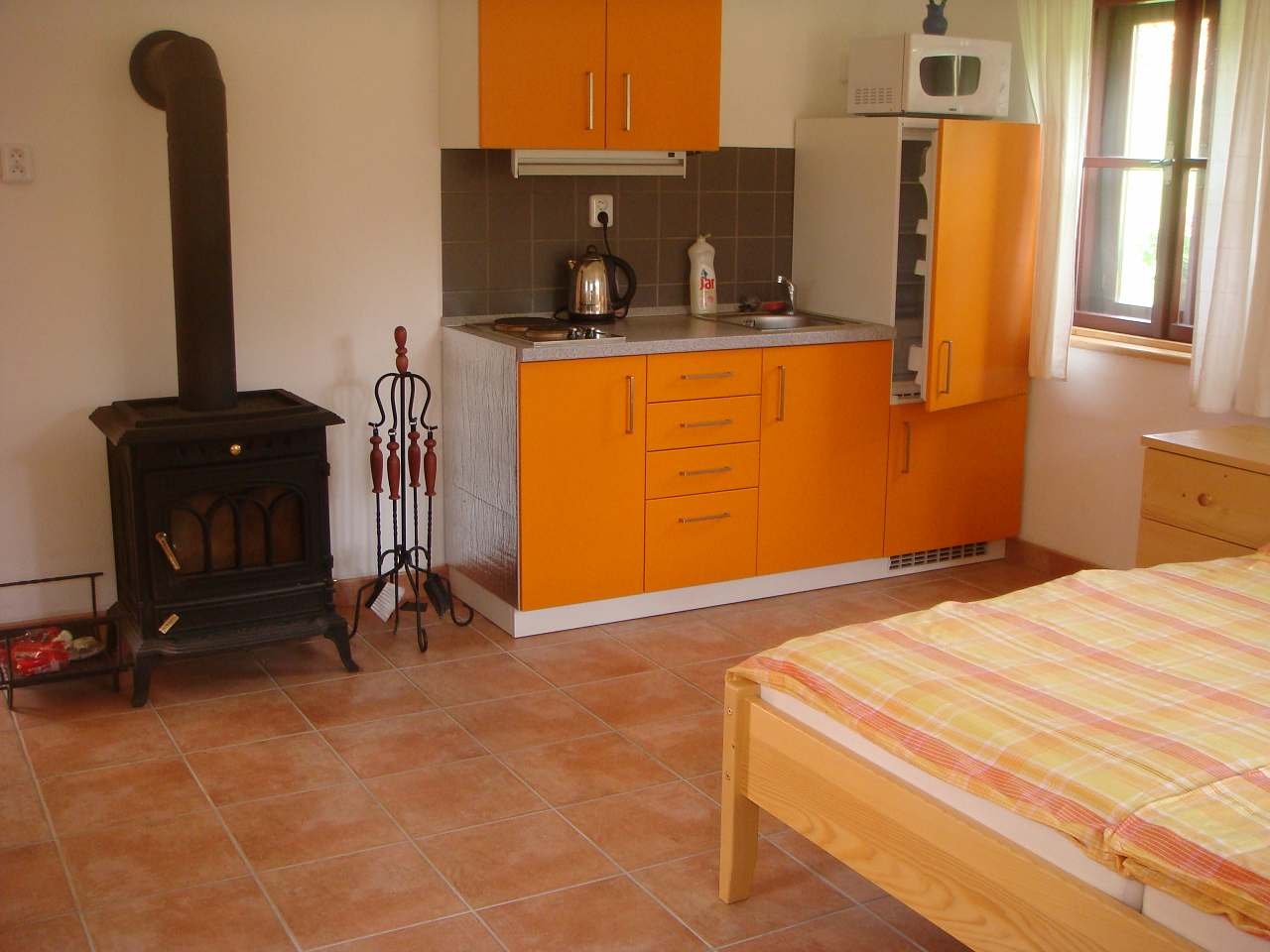 malý apartmán - oranžový