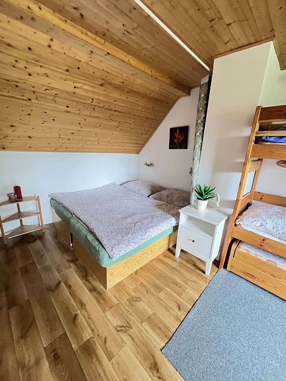 Manželská postel (180x200) v obývací ložnici