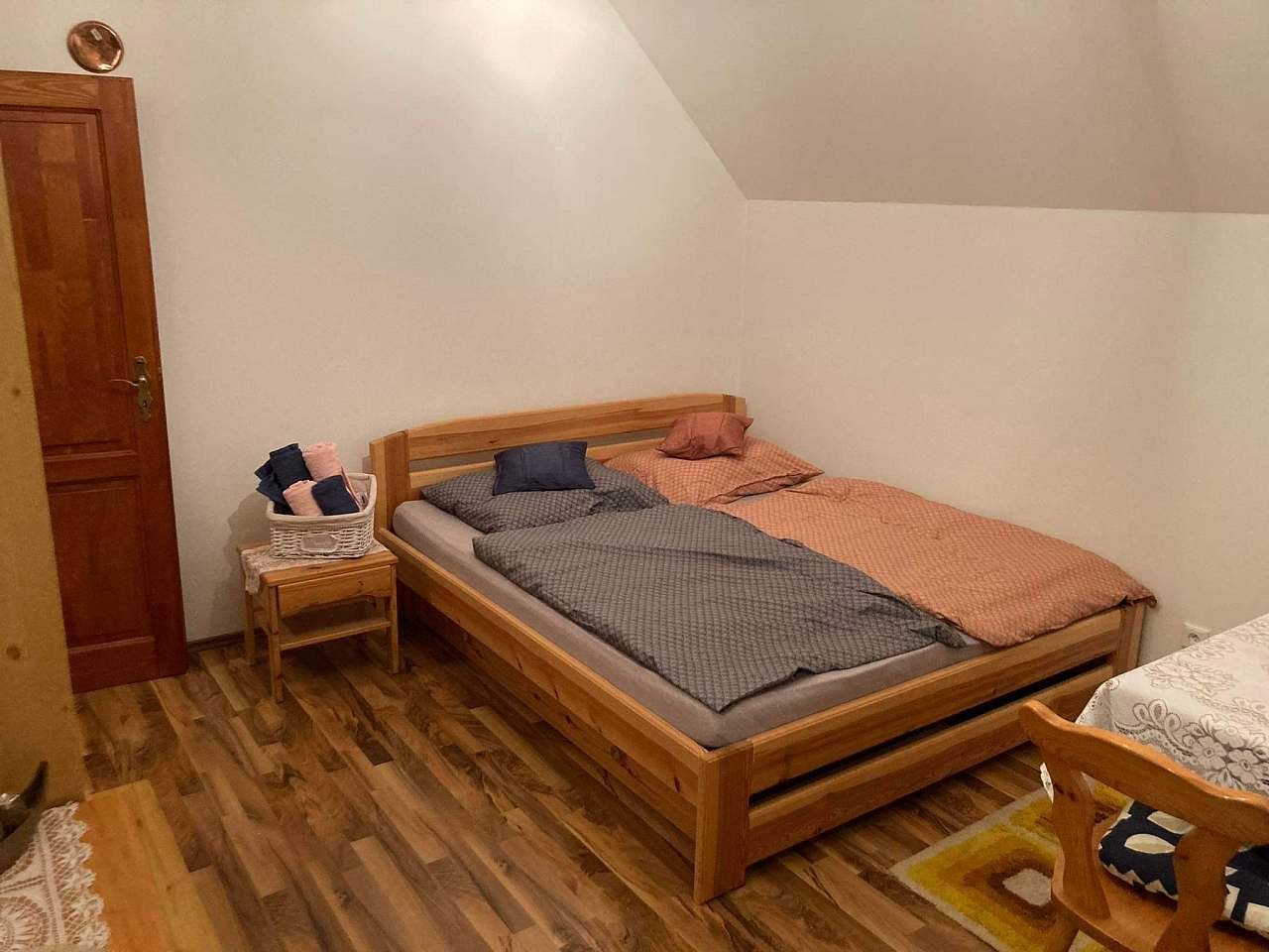 Manželská postel s ukrytou přistýlkou_apartmán č.1