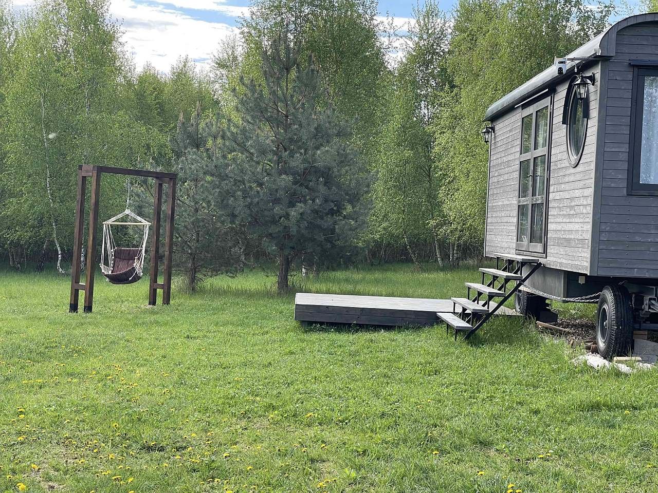Maringotka u řeky možnost snídaně