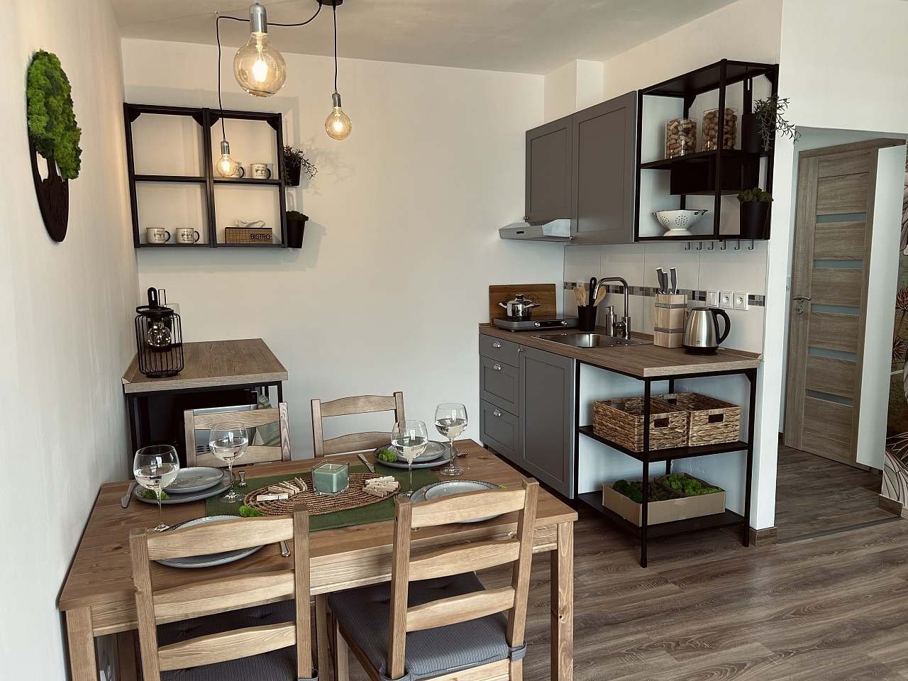 Mechový apartmán, kuchyňský kout s ostrůvkem pro přípravu jídla a jídelní stůl