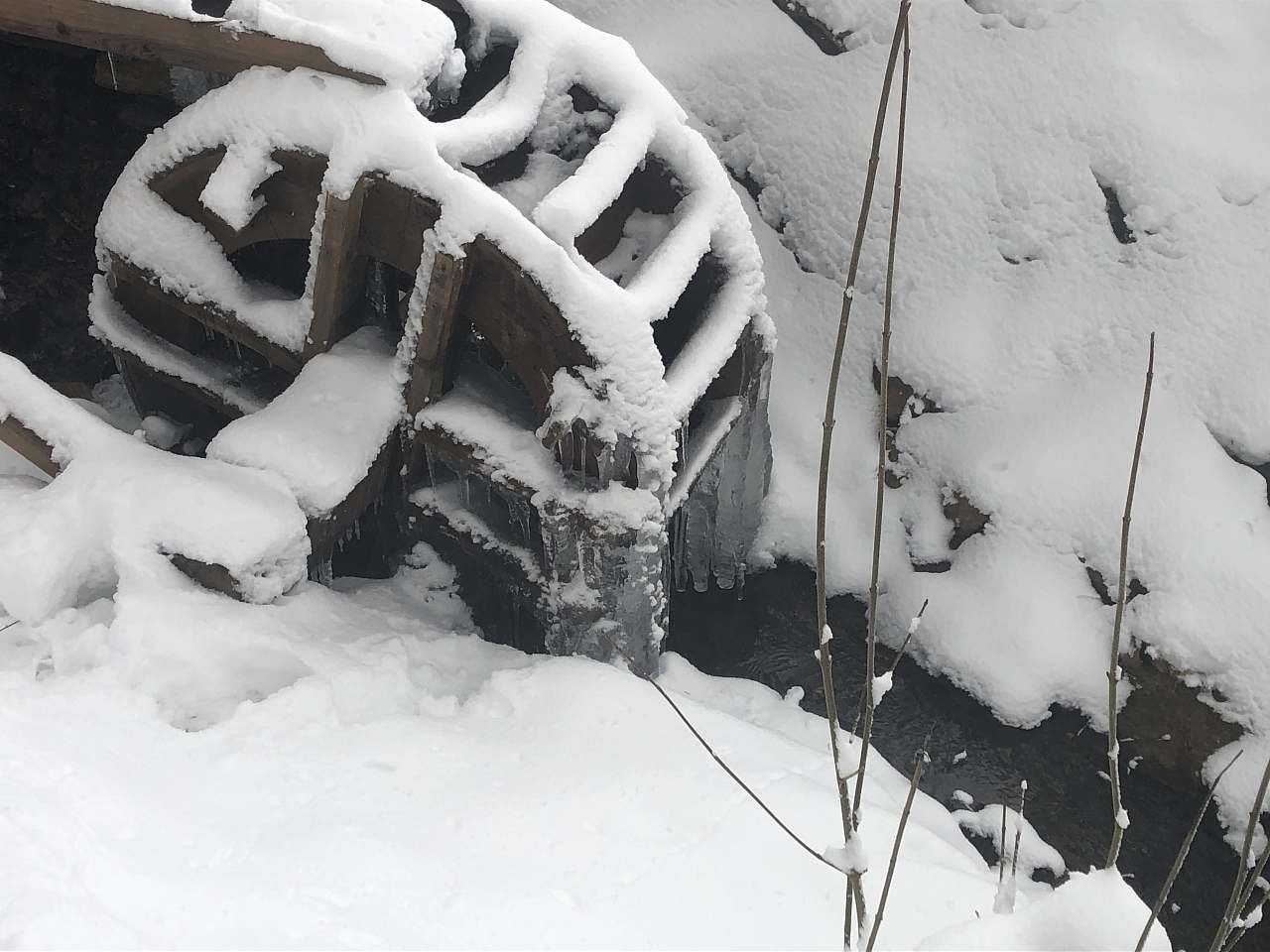 Mlýnské kola na potoce v zimě