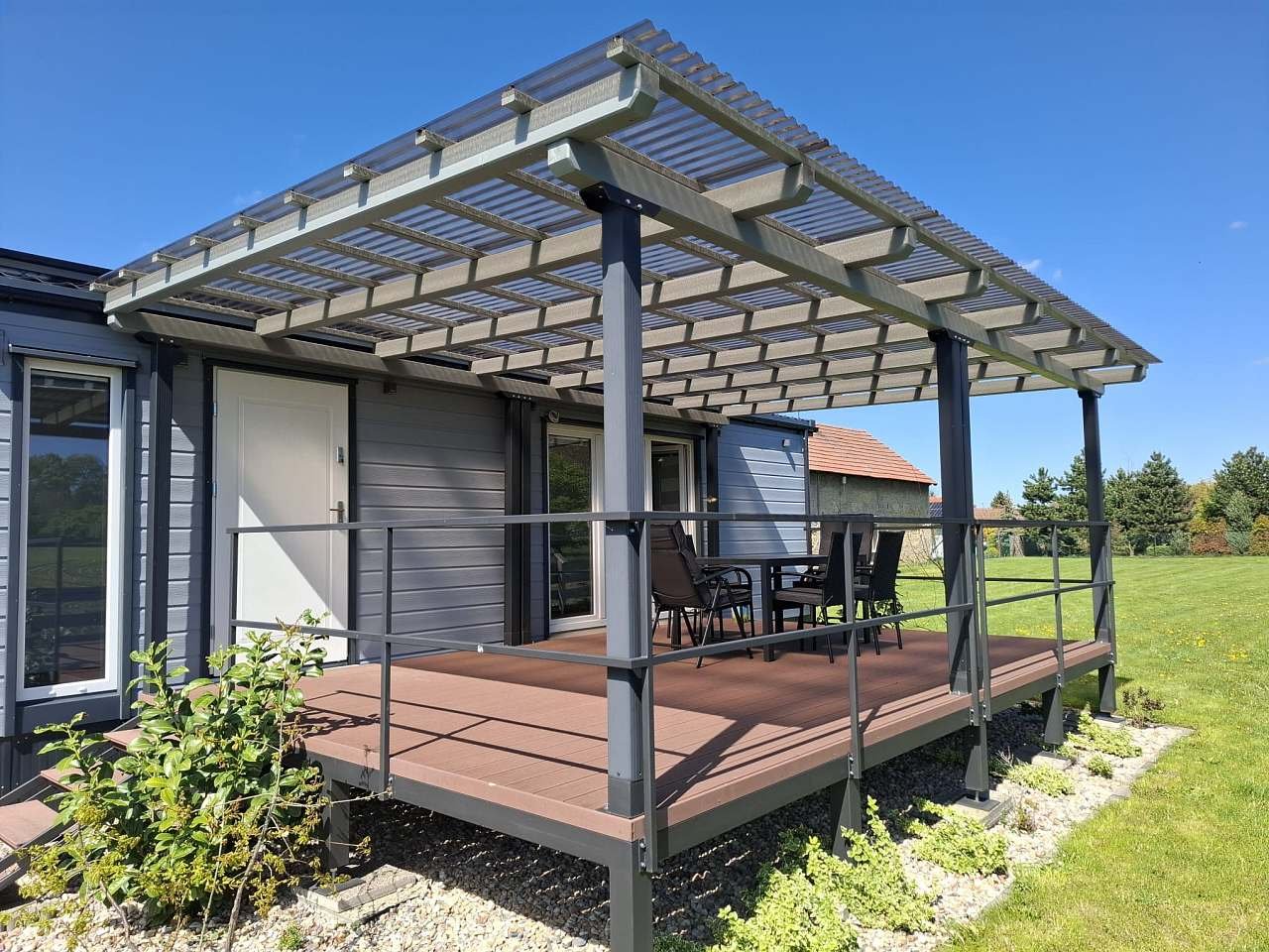 Mobil house s terasou a výhledem do krajiny