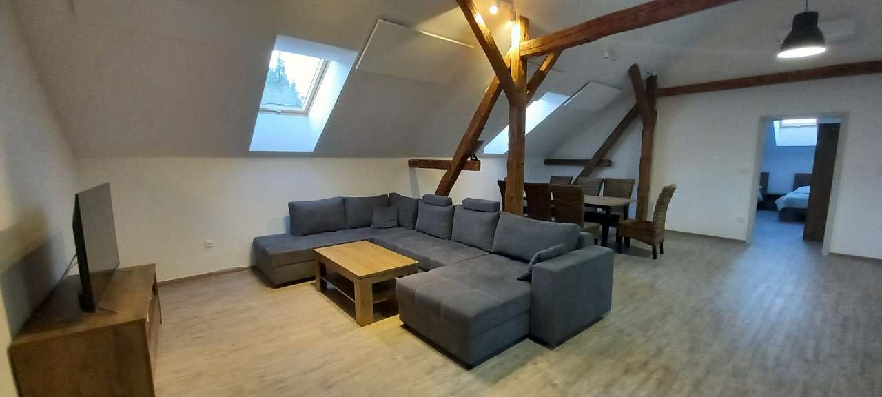 Moderní apartmán - obývací pokoj a jídelna