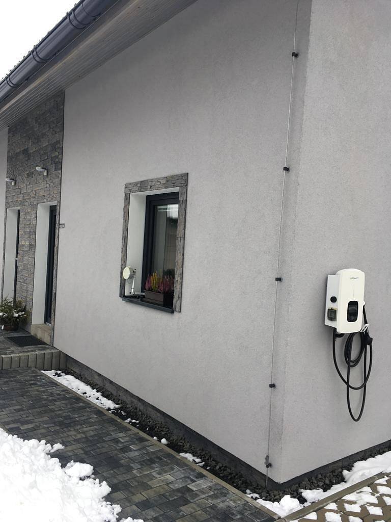 Možnost nabíjení pro elektromobily přímo u parkovacího stání