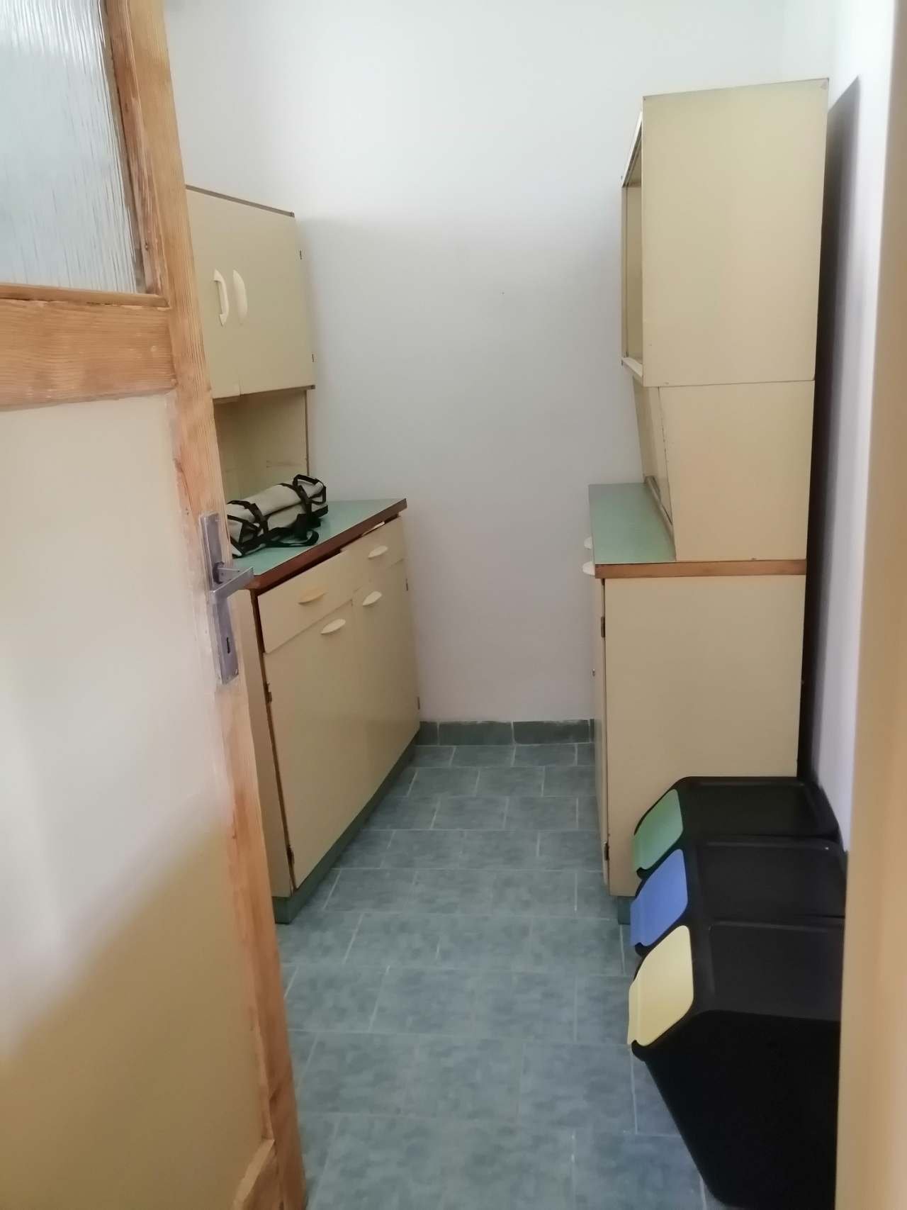 Na kuchyň navazuje chladná spižírna s další lednicí a mražákem