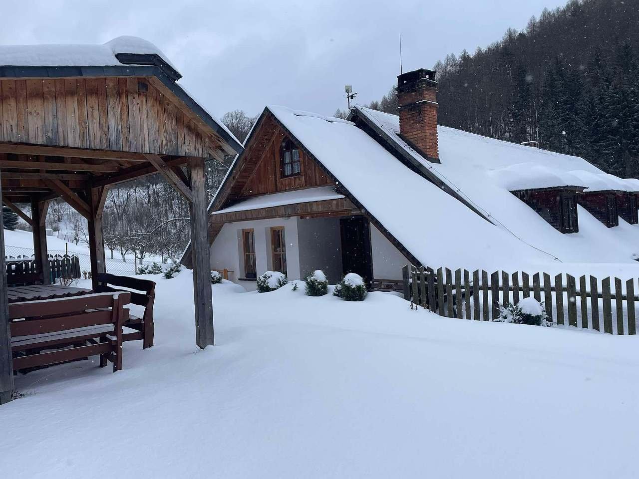 Nádherná zima, kopeček na bodování hned u chaty