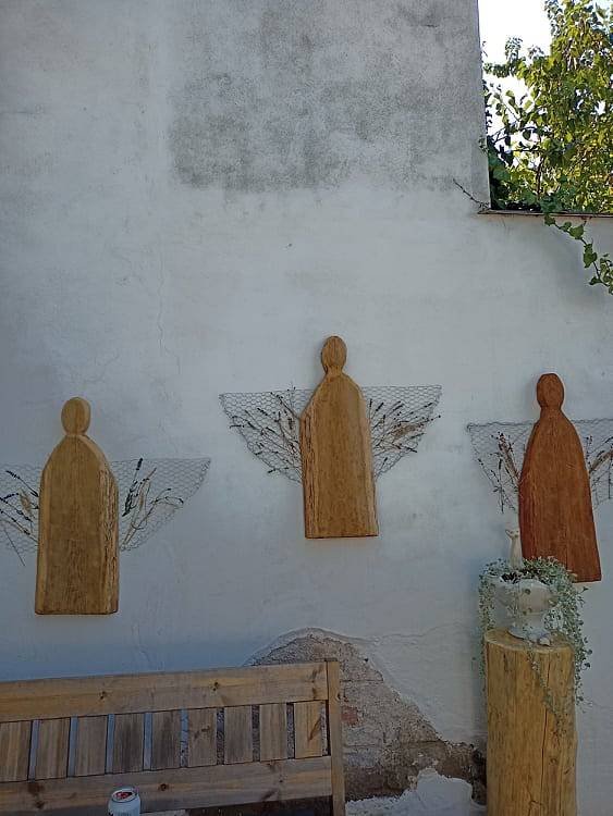 Náš dvorek stráží tři metroví andělé