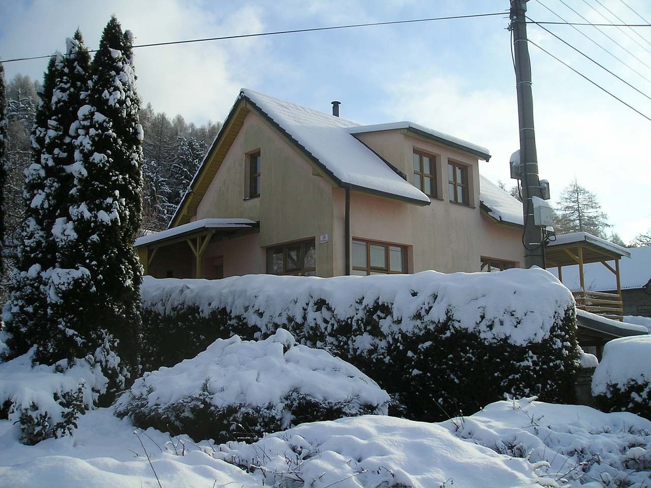 Naše chalupa Pivonice u Bystřice nad Pernštejnem pod sněhem