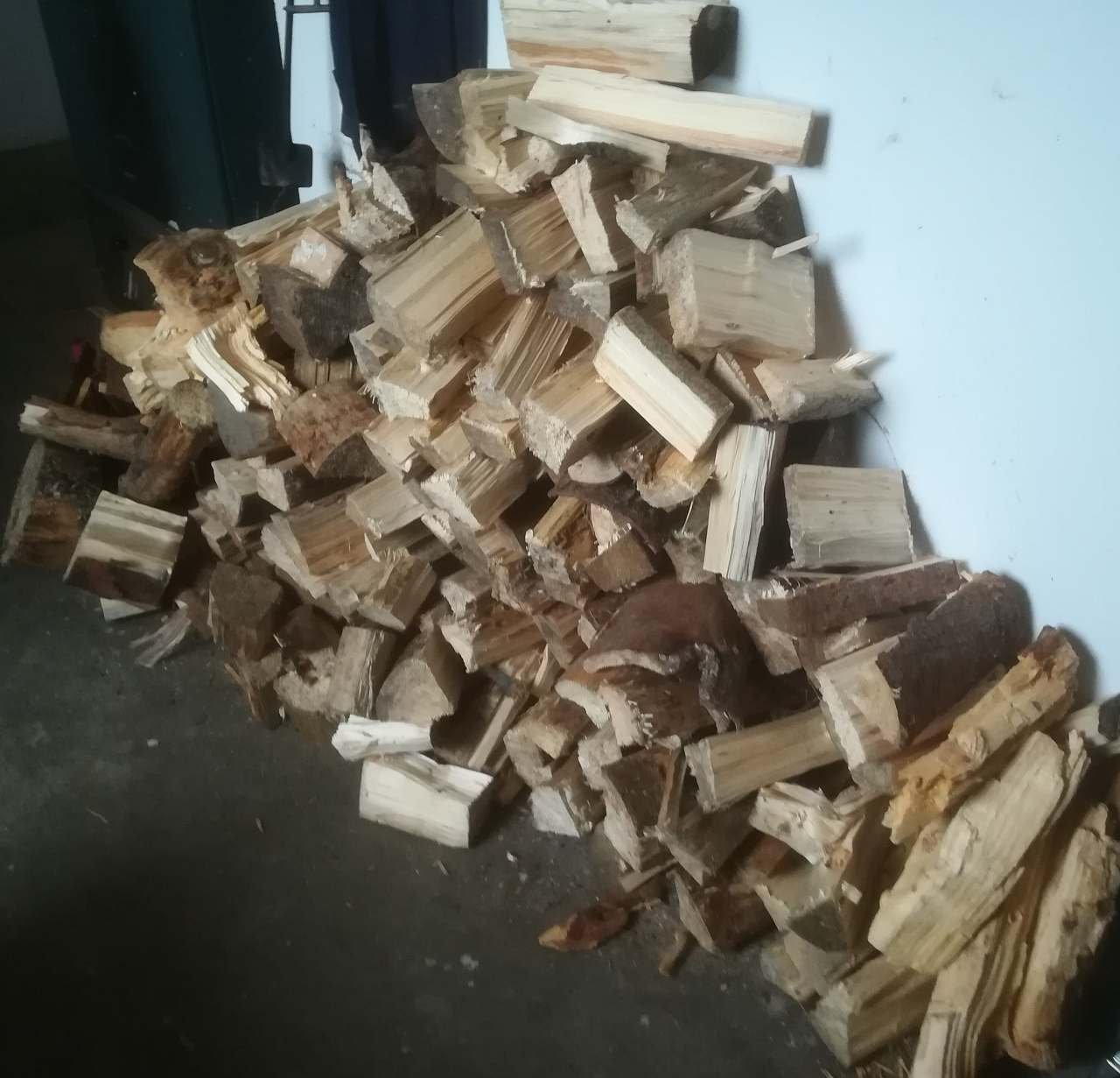 Naštípané dřevo na oheň
