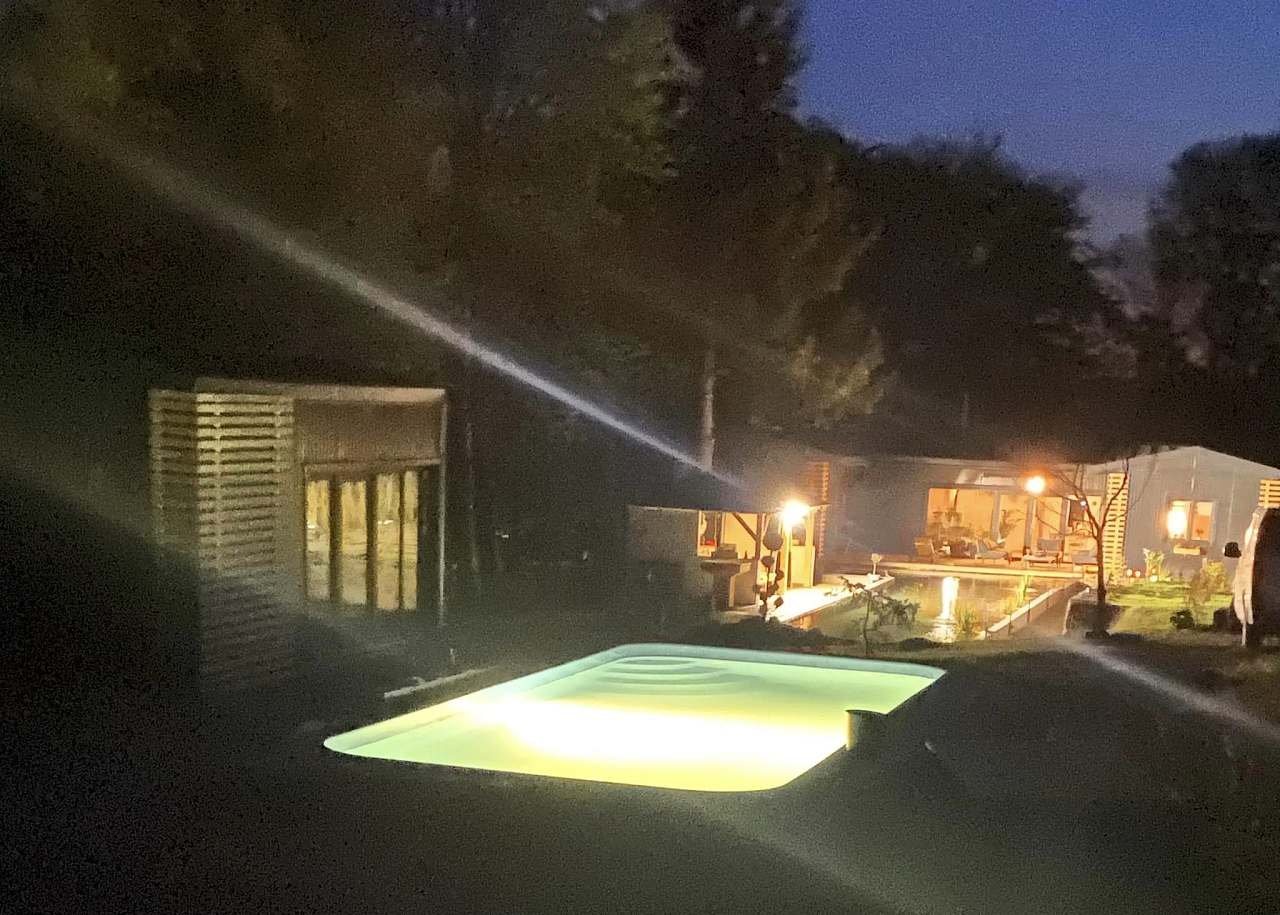 Noční areál s bazénem