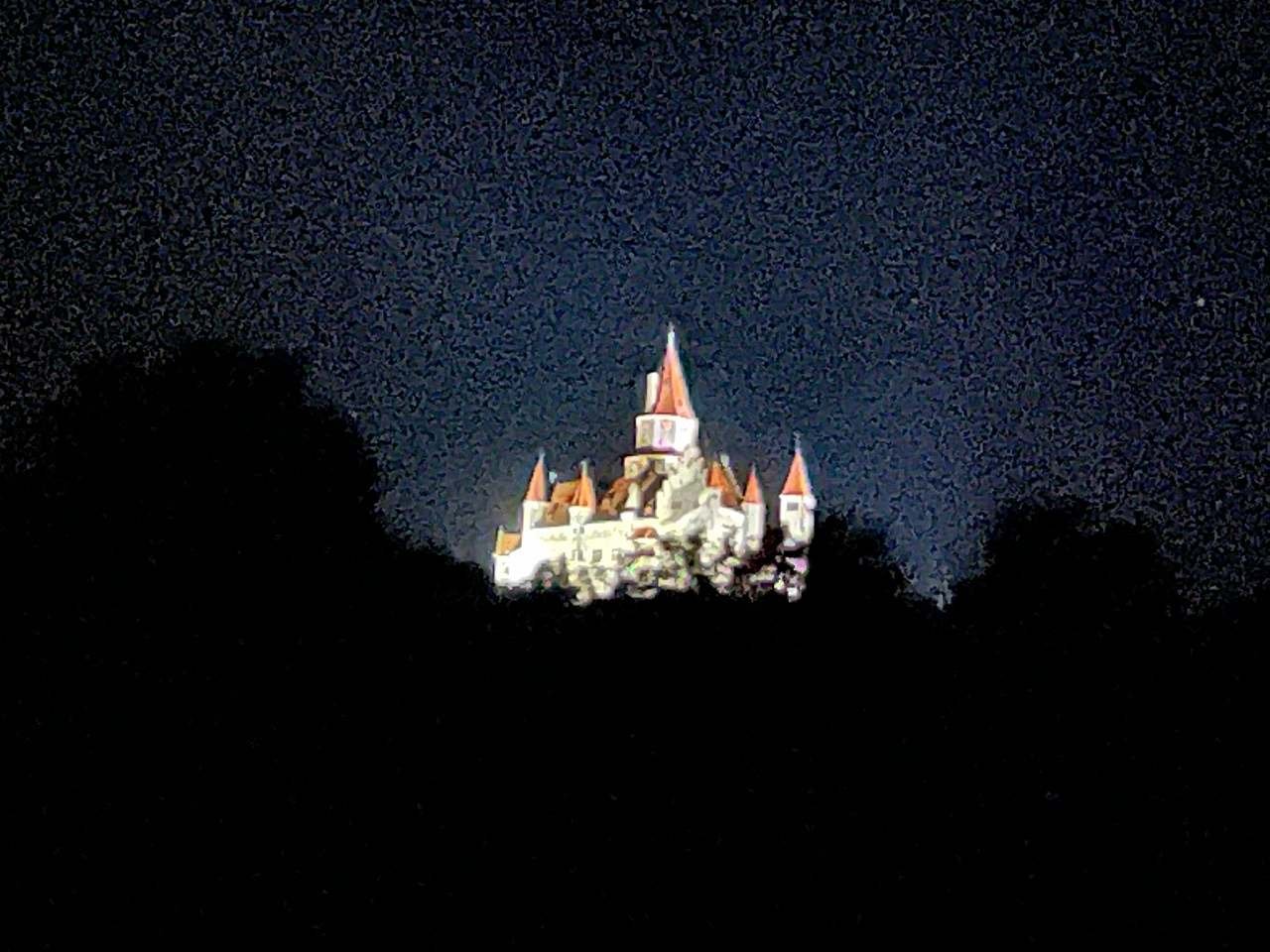 noční pohled na hrad Bouzov z mého domu