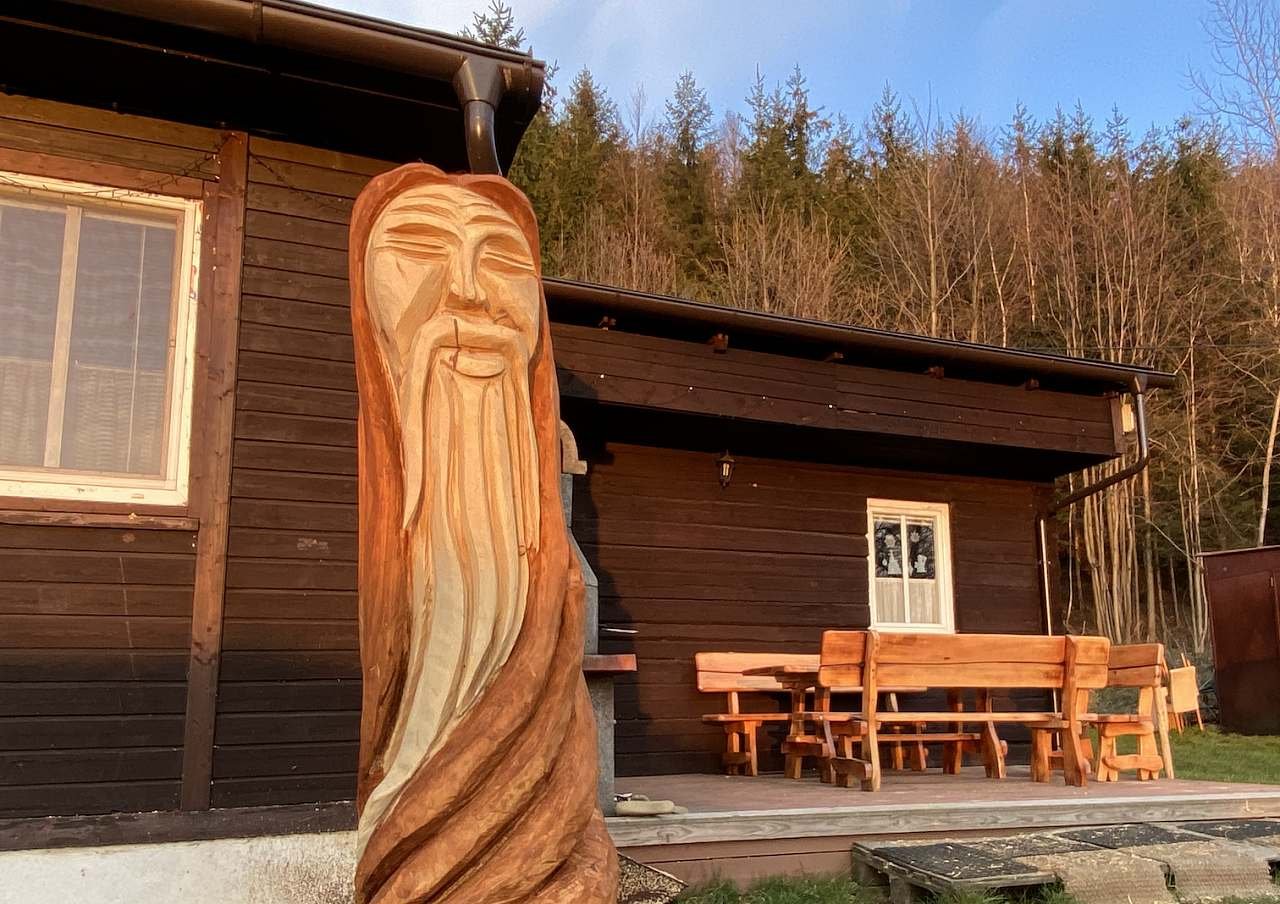 nová dřevěná socha před chatou