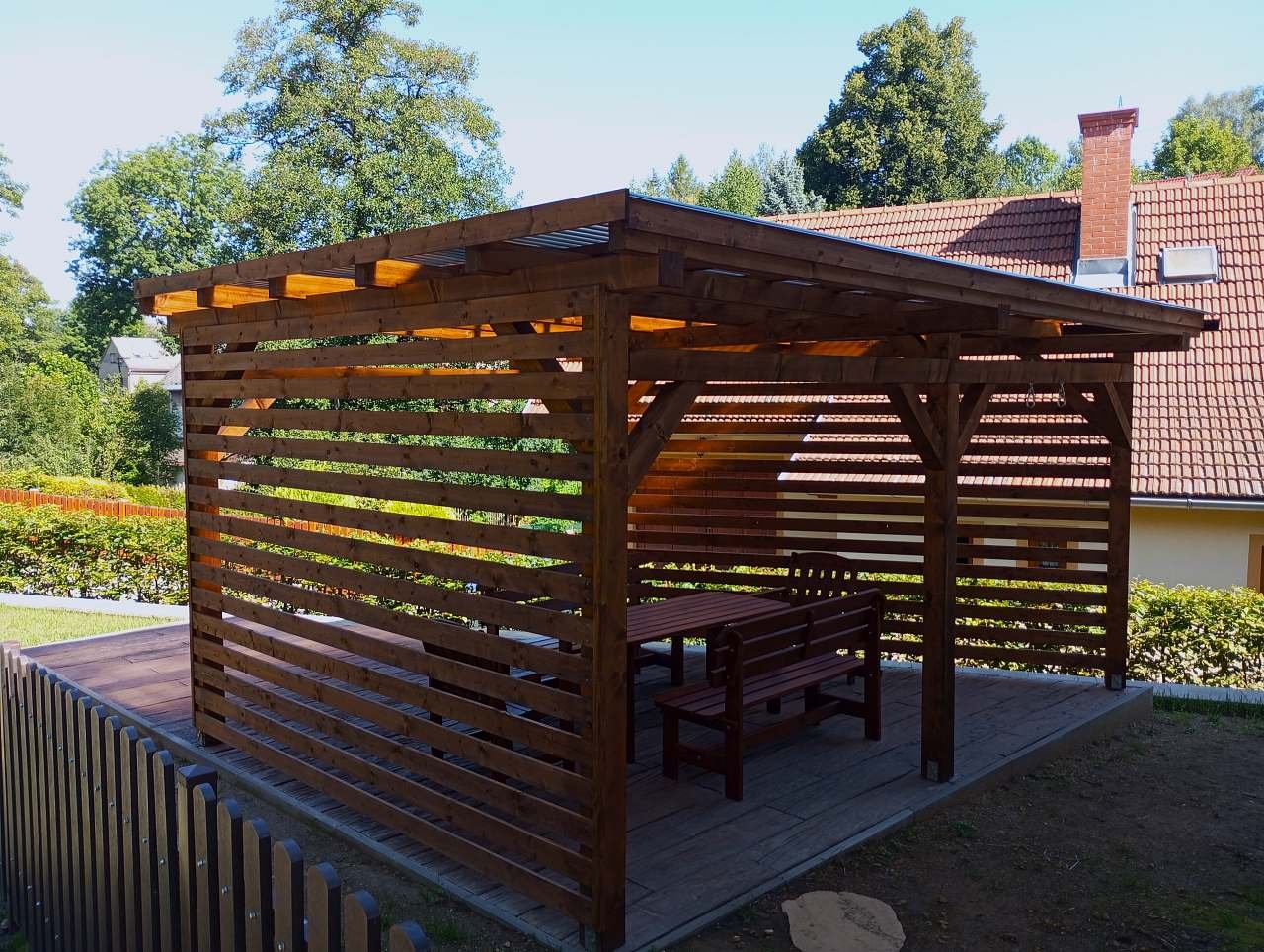 Nová pergola se zastřešeným posezením