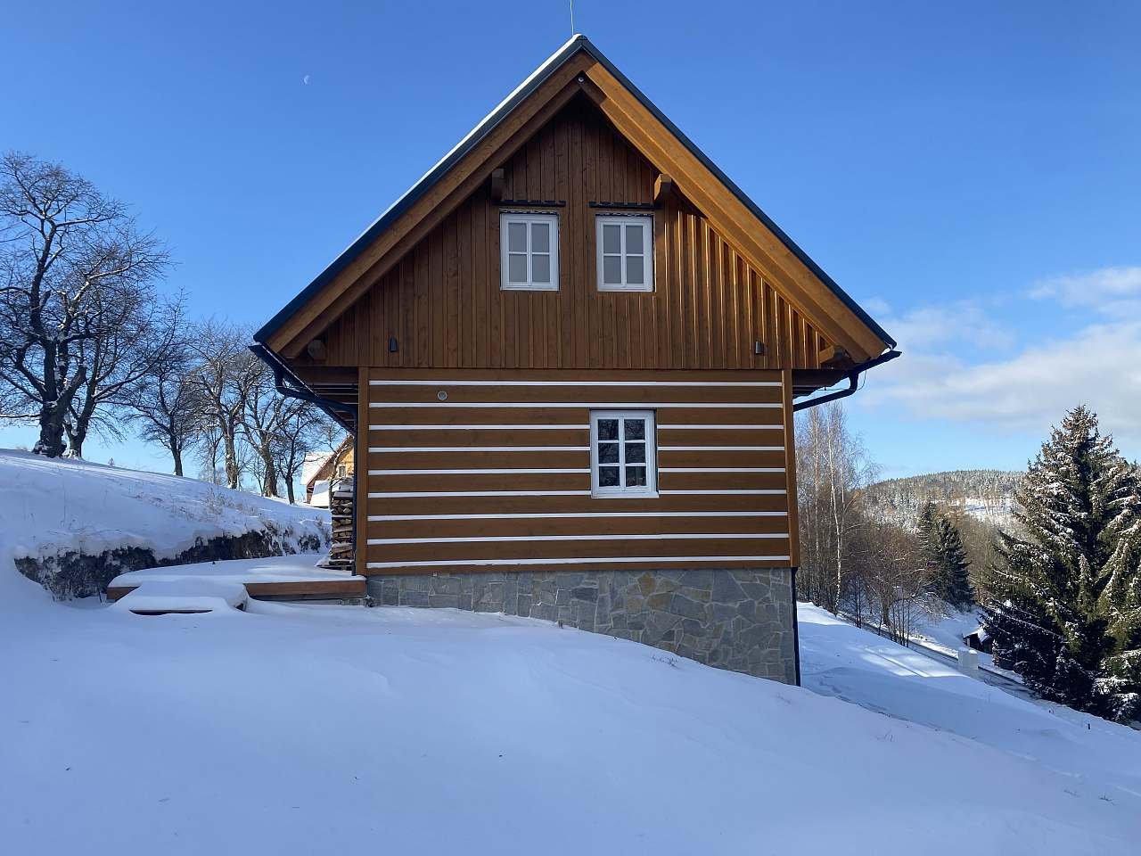 Nově postavená roubenka Viktorie nedaleko ski areálu Benecko.