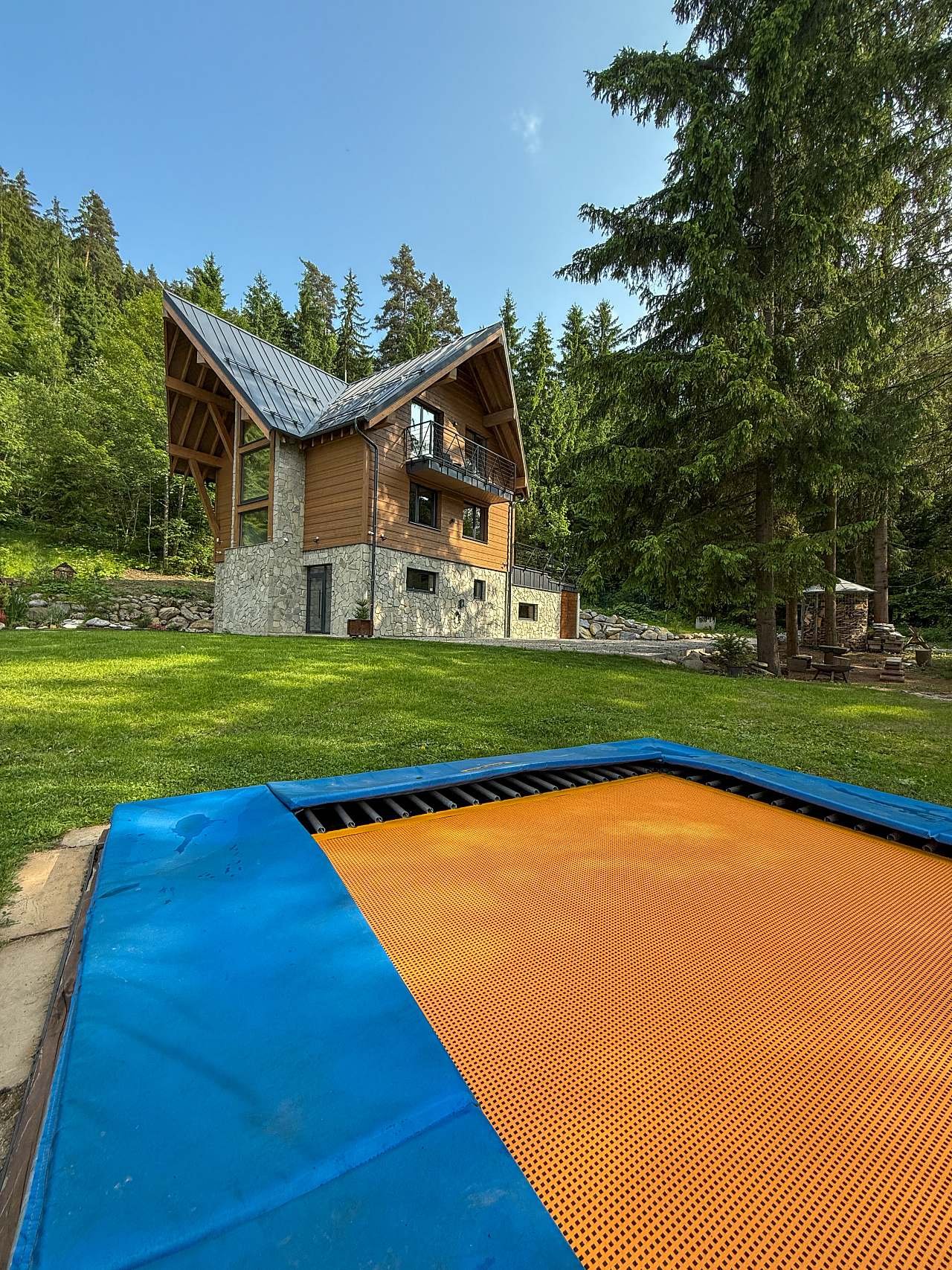 Objekt chaletu s trampolínou