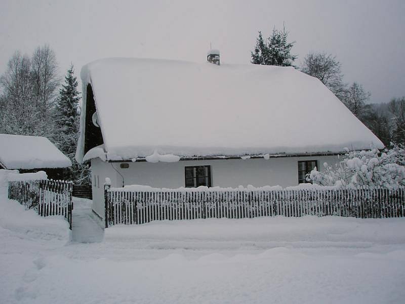 Obytná budova s vchodem v zimě