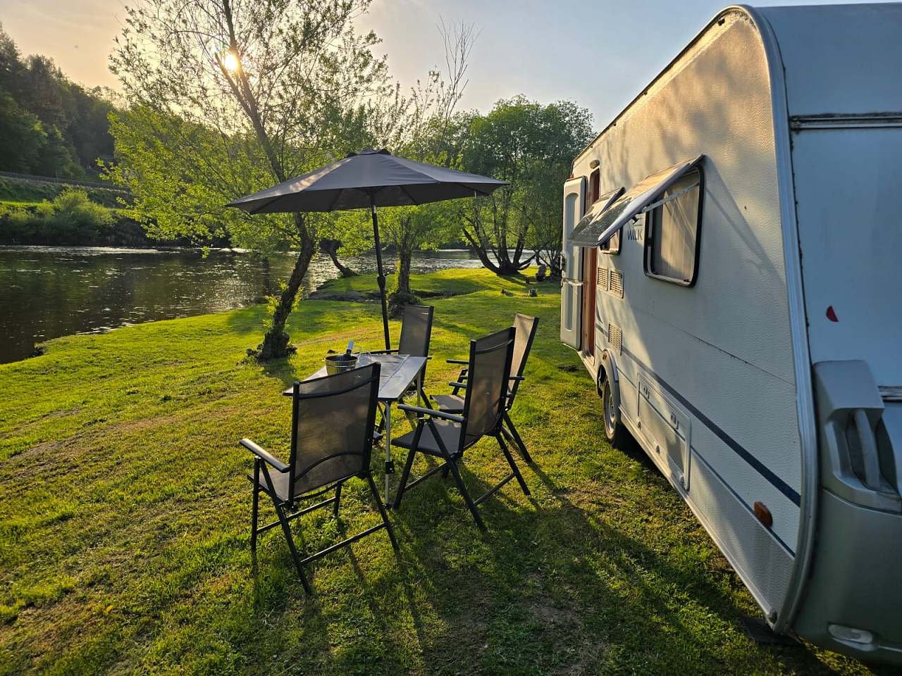 Obytný karavan u vody