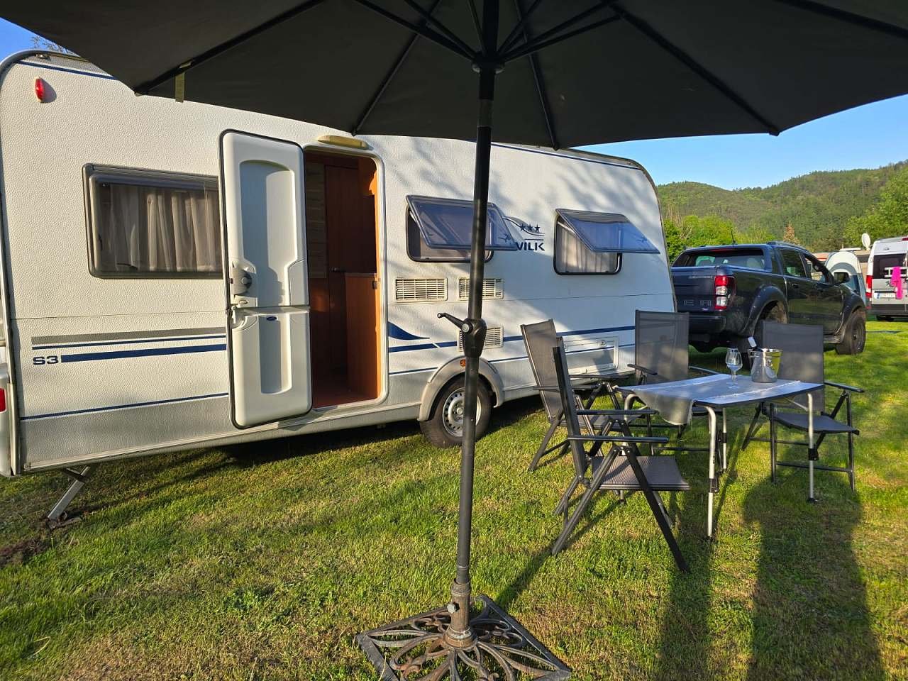 Obytný karavan u vody - Zbečno