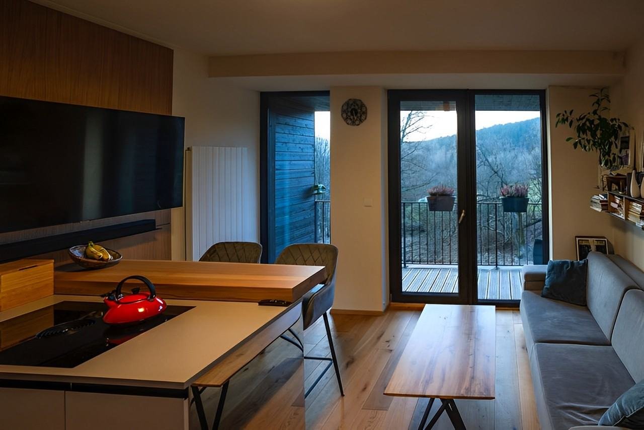 Obýváček s kuchyní a výhledem