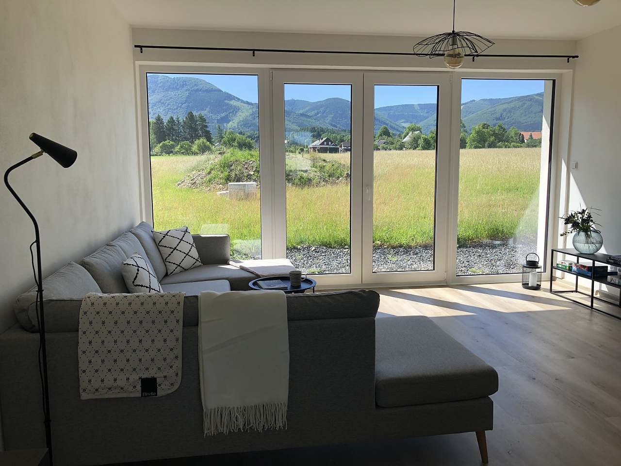 Obývací pokoj a všechny 3 ložnice nabízí překrásné výhledy na hory