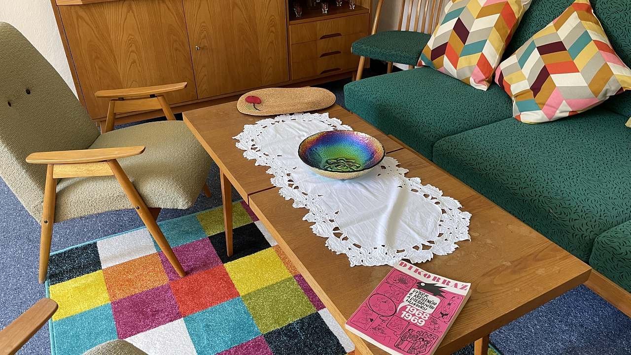obývací pokoj - konferenční stolek s ftipy