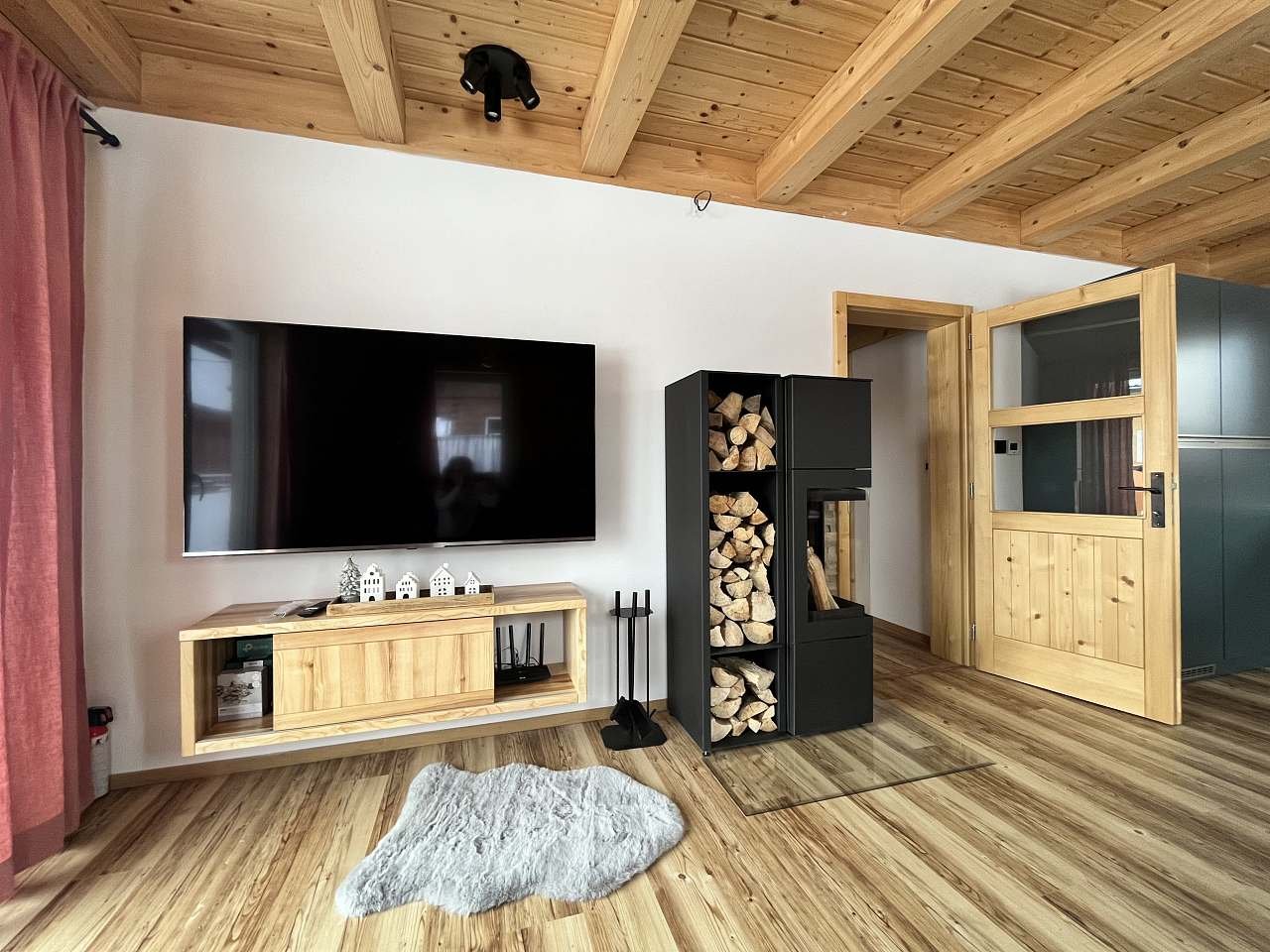 Obývací pokoj s krbem a TV koutkem