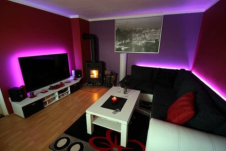 Obývací pokoj s krbem a velikou 3D televizí