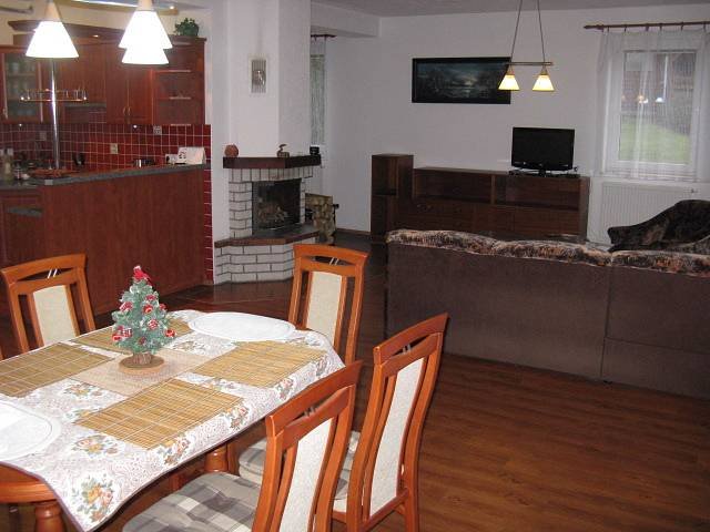 obývací pokoj s kuchyní a krbem