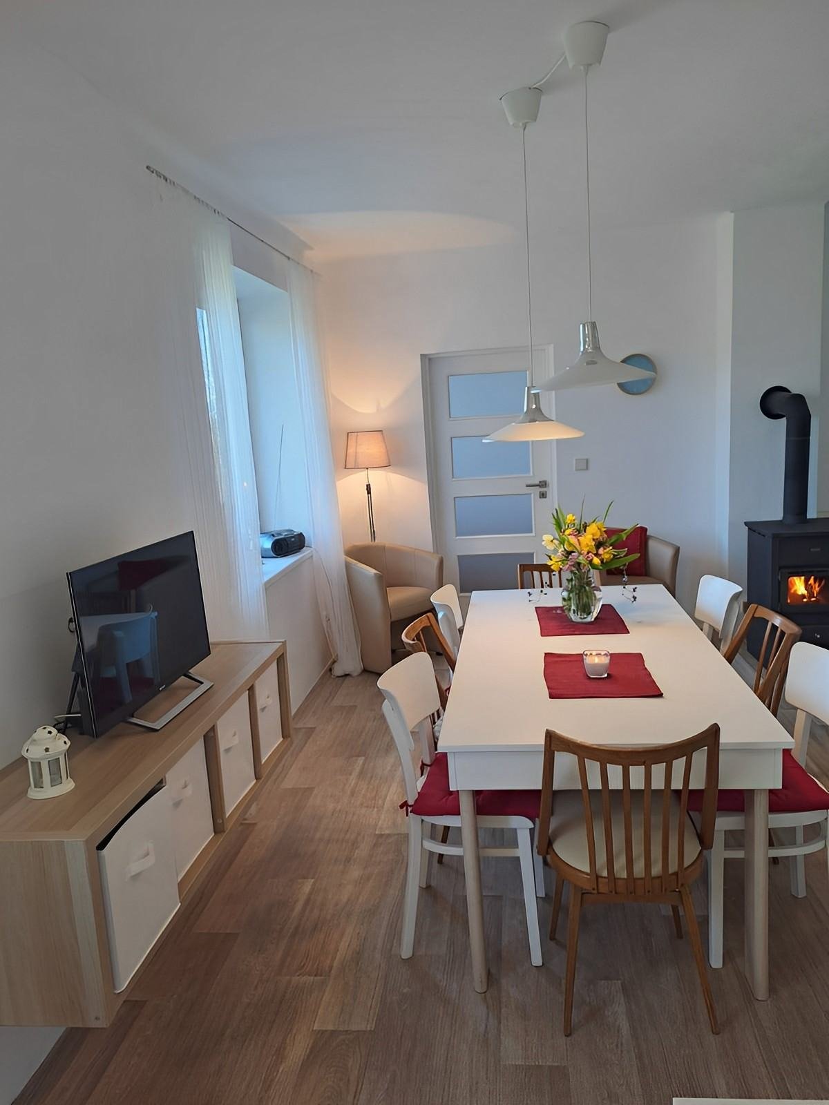 obývací pokoj s kuchyňským koutem a jídelním stolem