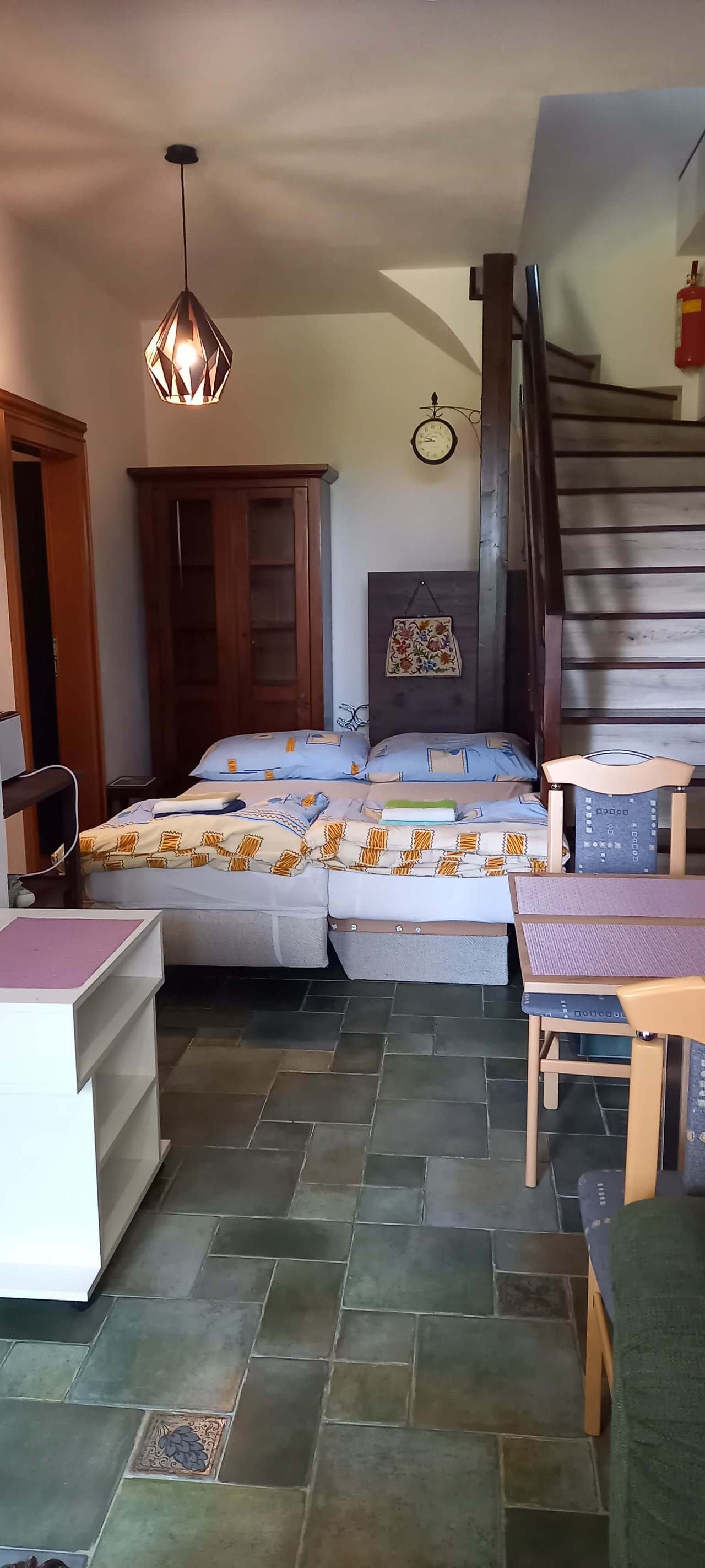 Obyvací pokoj s kuchyňským koutem a kuchyňským stolem