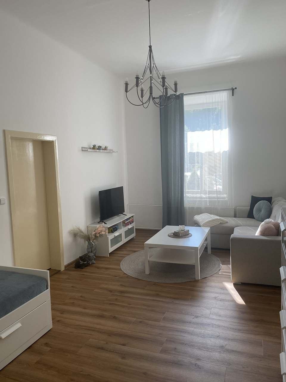 Obývací pokoj s manželskou postelí