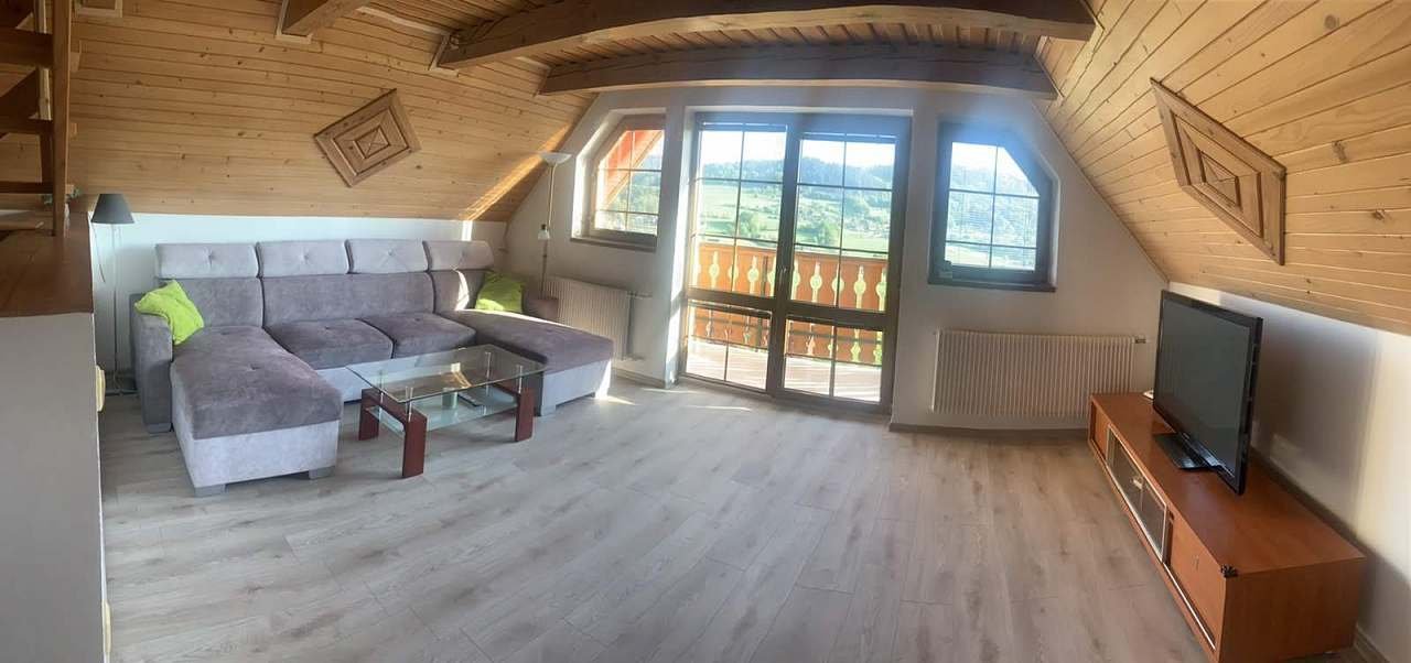 Obývací pokoj s přímým vstupem na balkon