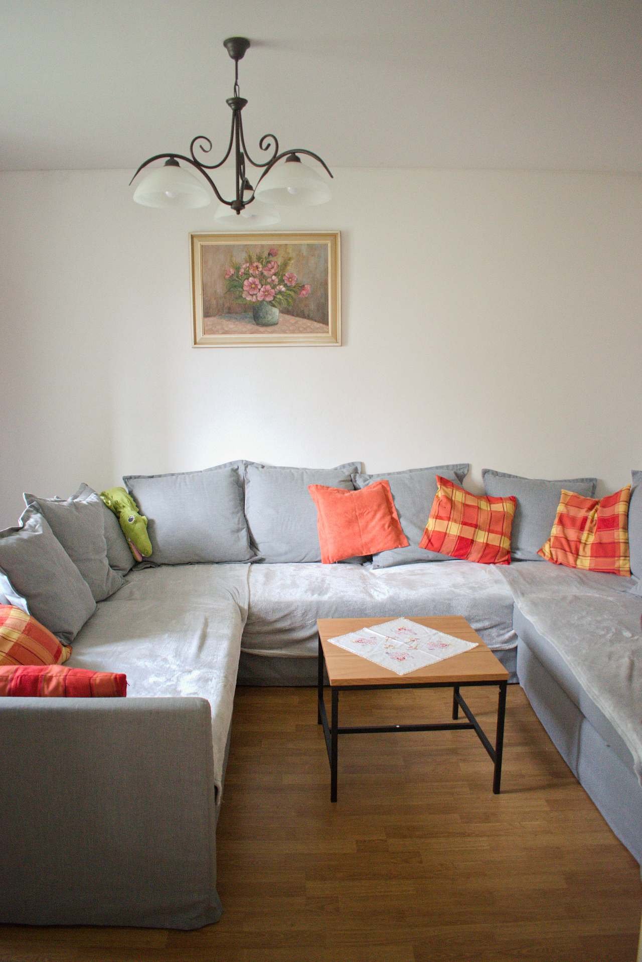 Obývací pokoj s prostorným gaučem a televizí