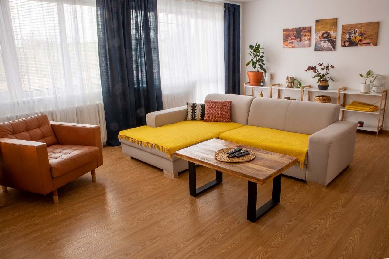 Obývací pokoj spojený s jídelnou a kuchyní