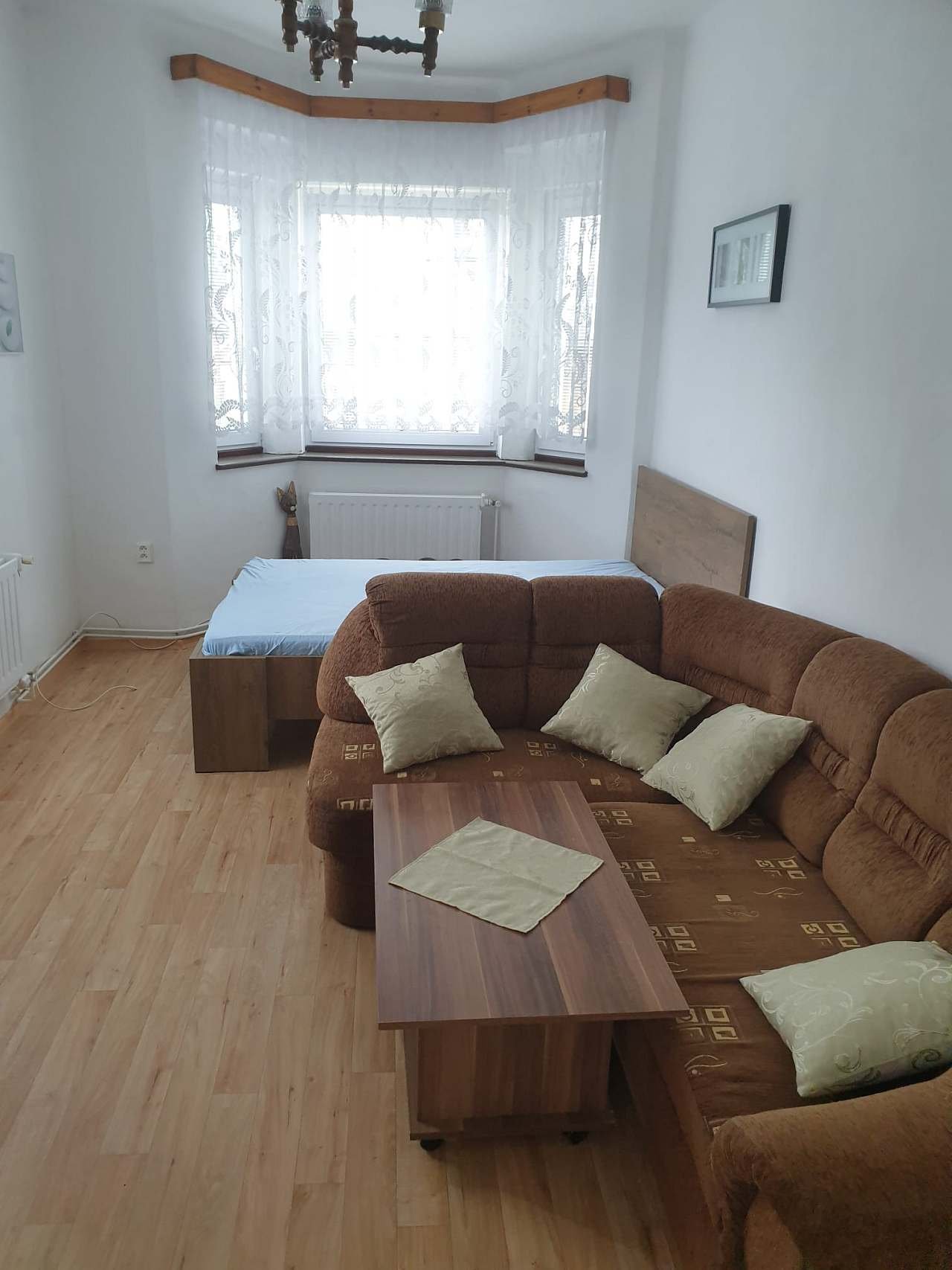 Obývák s manželskou postelí a gaučem