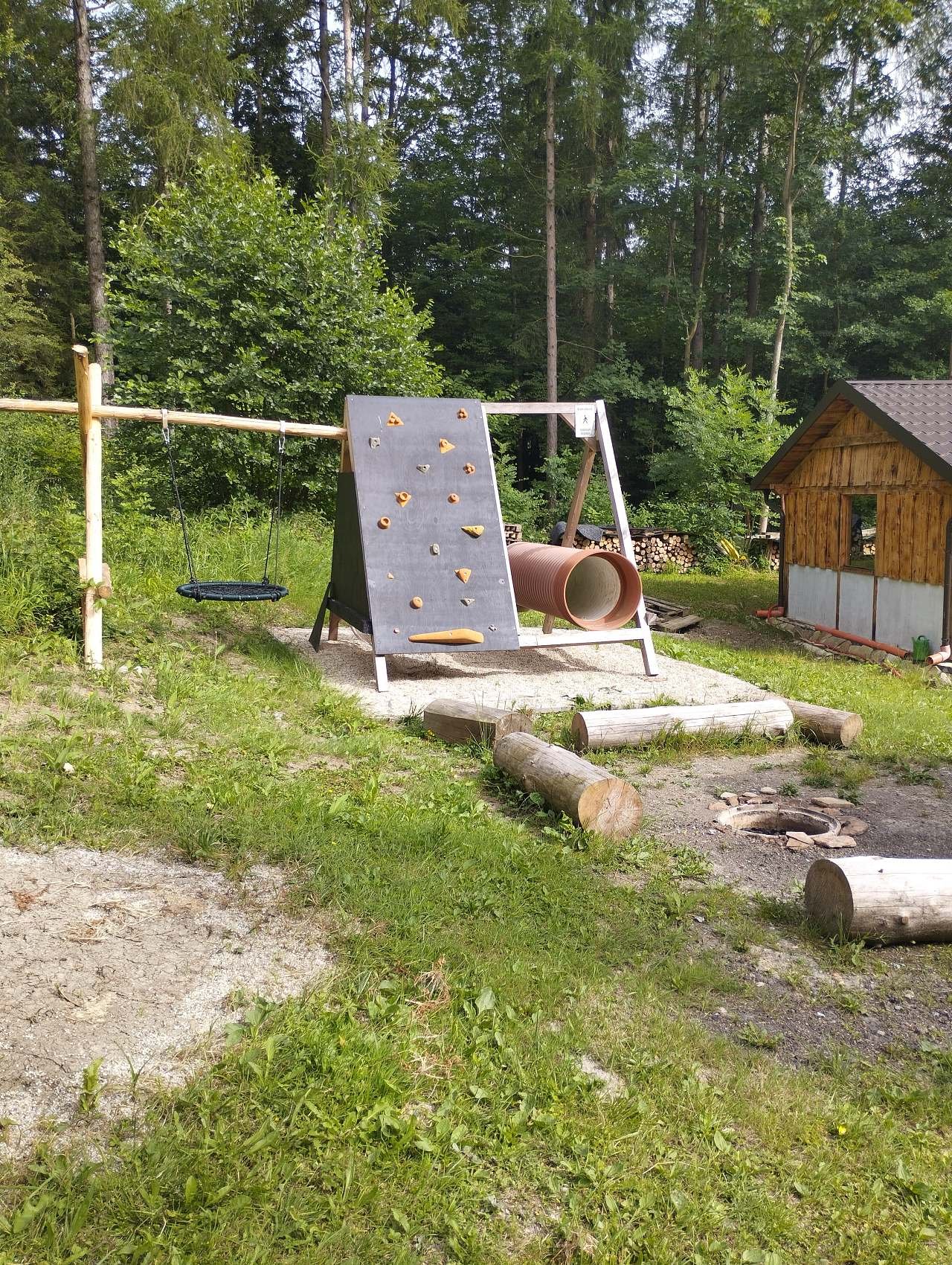 ohniště, lezecká stěna s průlezkou, bunkrem a houpačkou