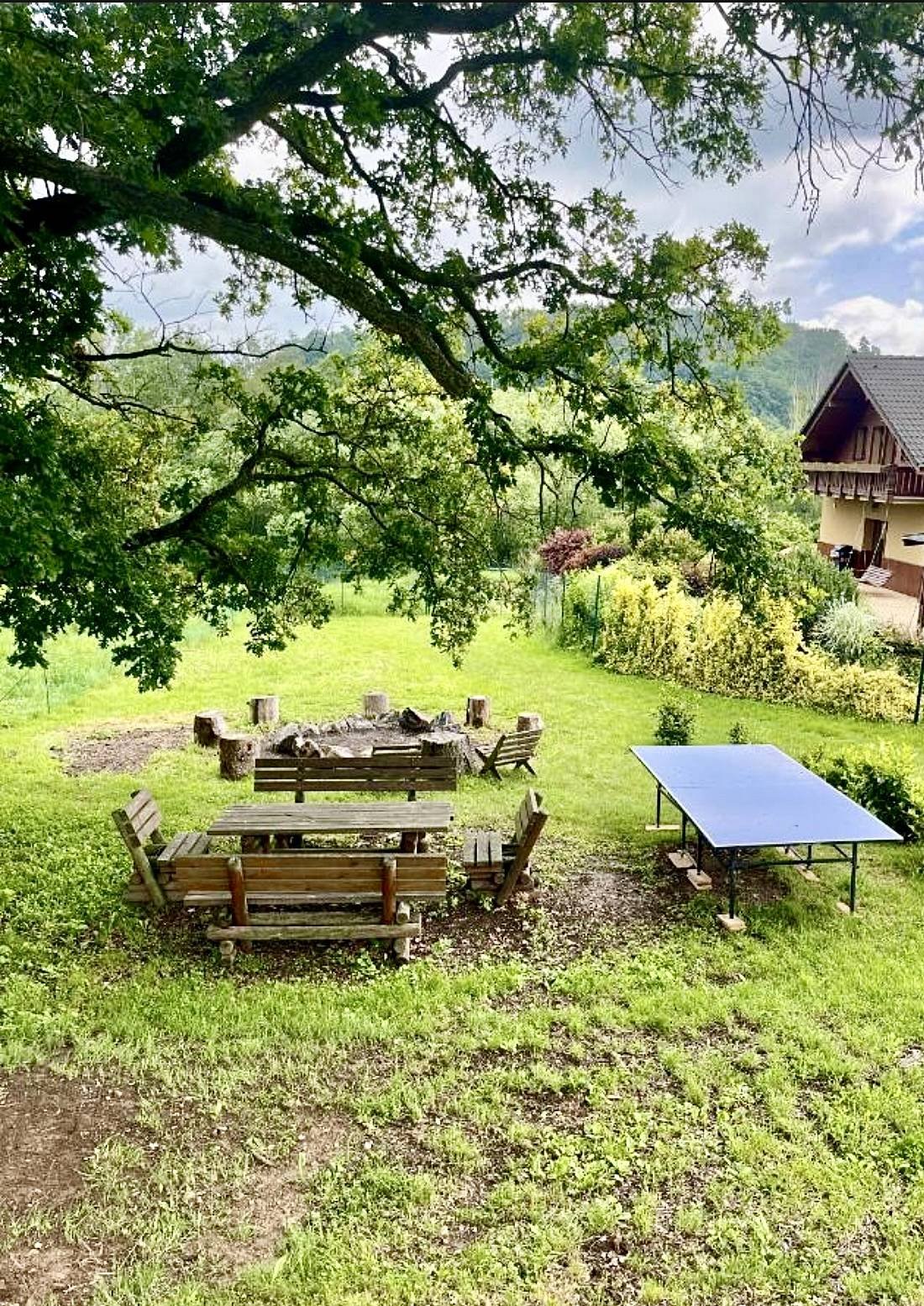 Ohniště, pingpongový stůl a posezení