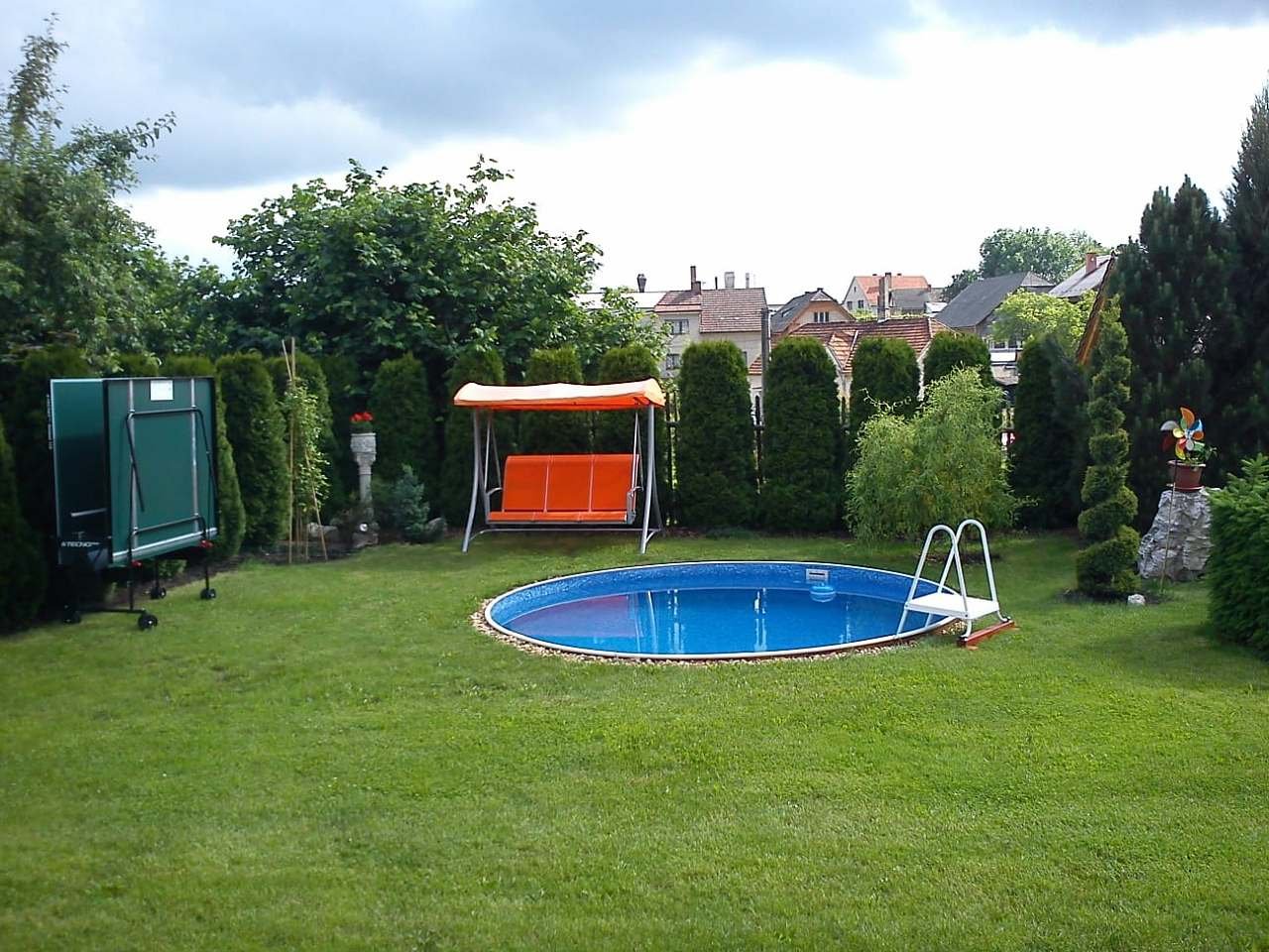 Oplocená zahrada s bazénem a hřištěm