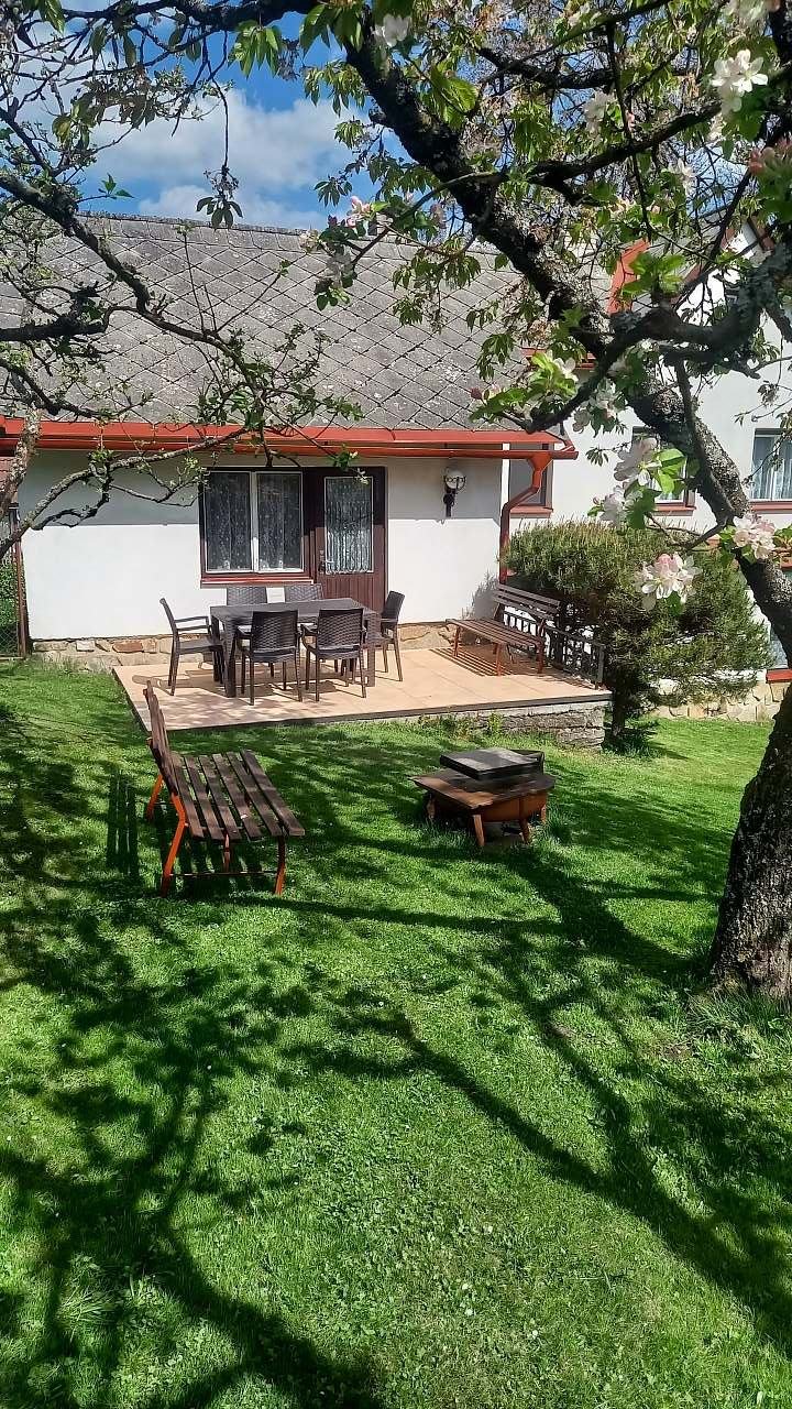 Oplocená zahrada s terasou a ohništěm