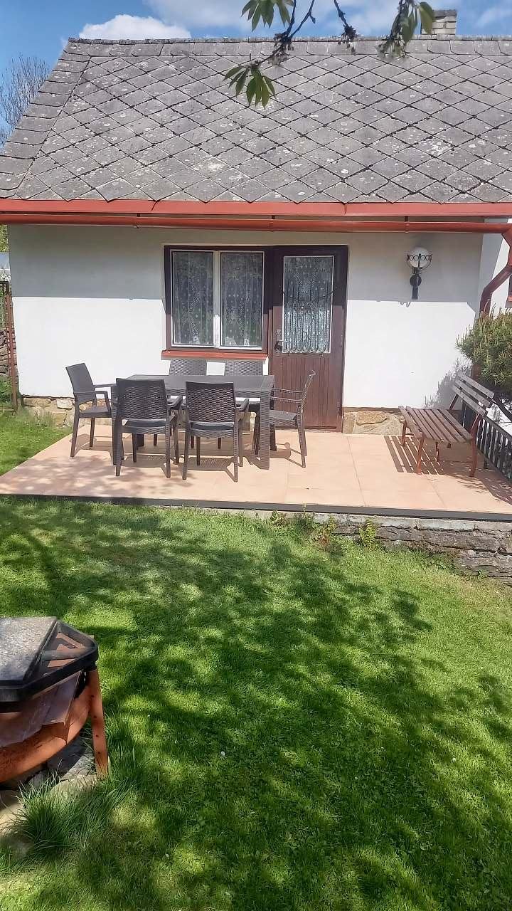 Oplocená zahrada s terasou a ohništěm