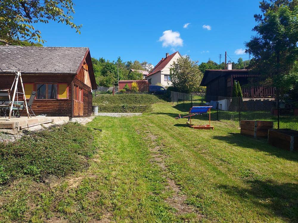 Oplocená zahrada u lesa