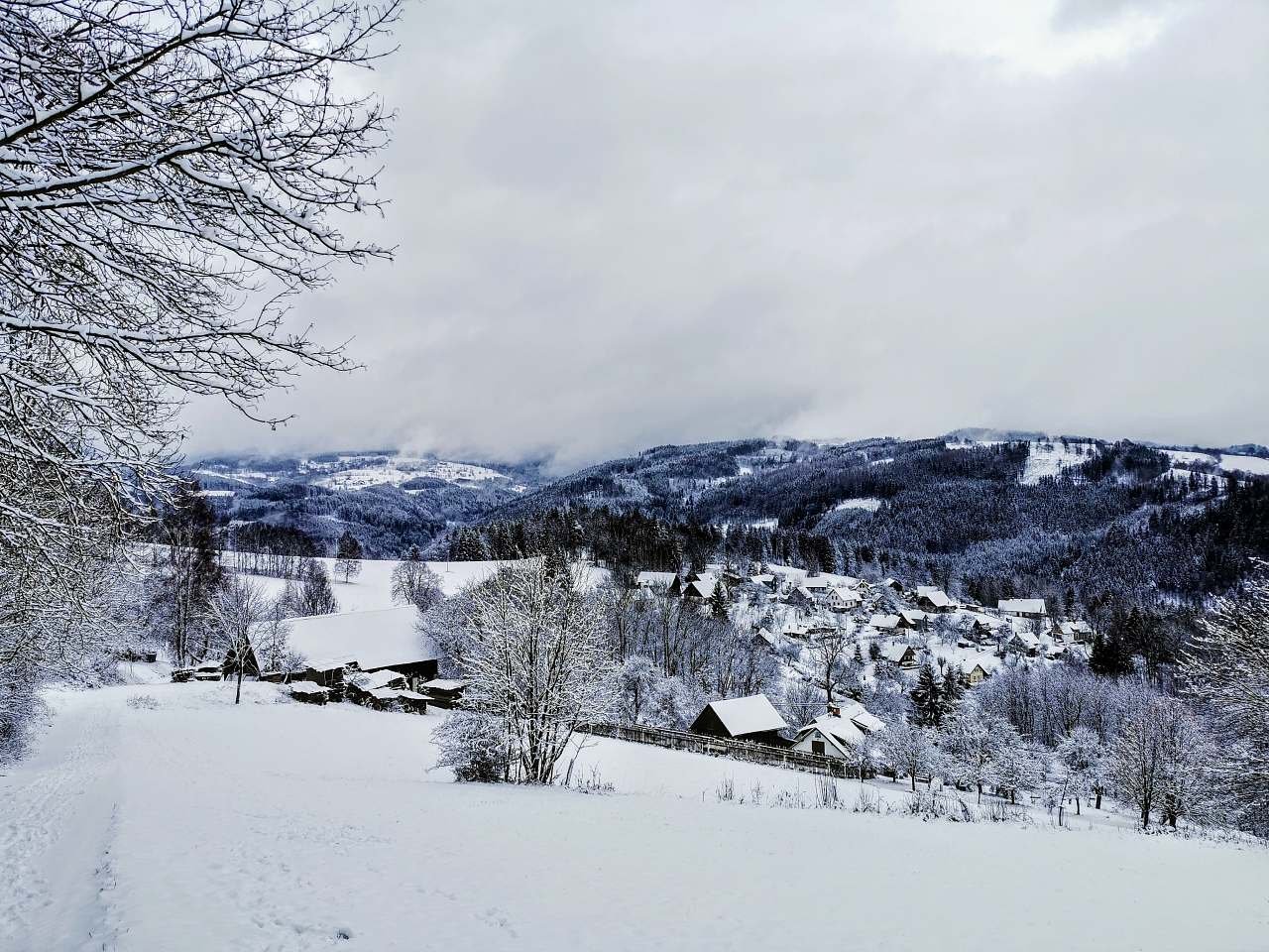 Osada Jilem v zimě, 10 min chůze nad chatou