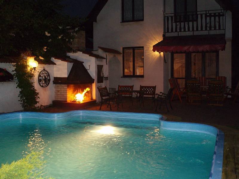Osvětlení bazénu vytváří příjemnou atmosferu k večernímu posezení na terase.