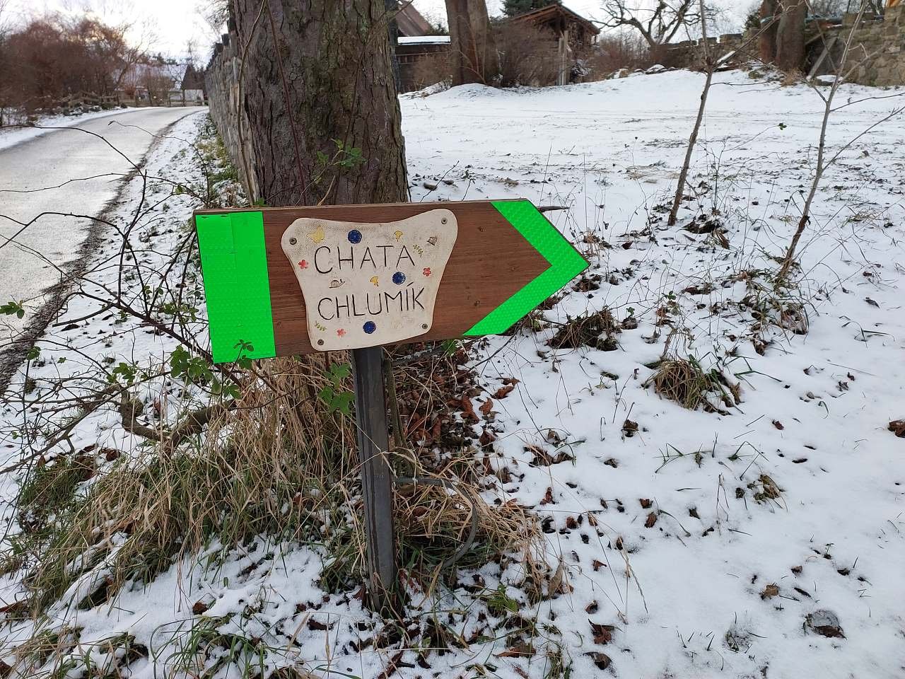 Označení vjezdu na parkoviště.